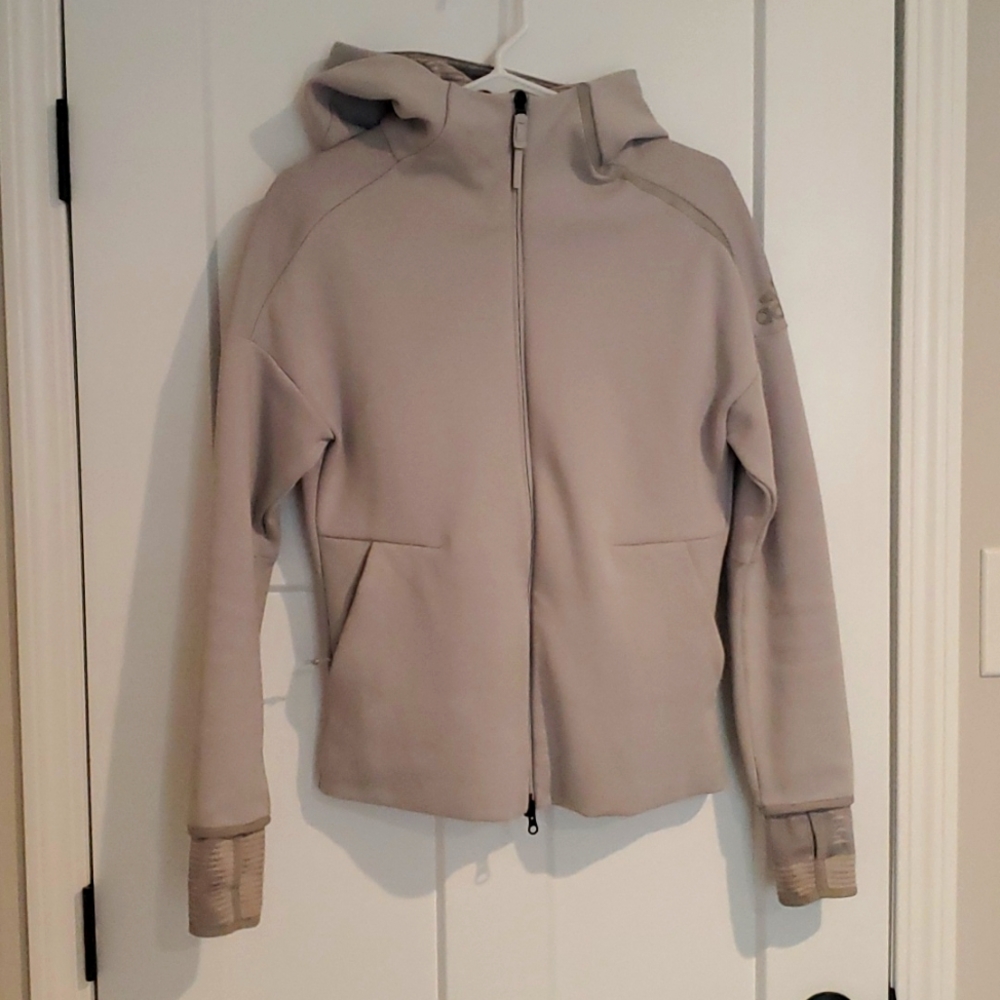 ⚪️Adidas gray zip up hooded running jacket in S zip pockets in front medweight